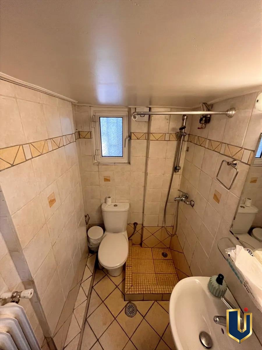 Ανακαινισμένο Μπάνιο με Ντους και WC – Τρεις Γέφυρες Ανακαινισμένο μπάνιο με ντους και WC σε γκαρσονιέρα στις Τρεις Γέφυρες Αθήνα
