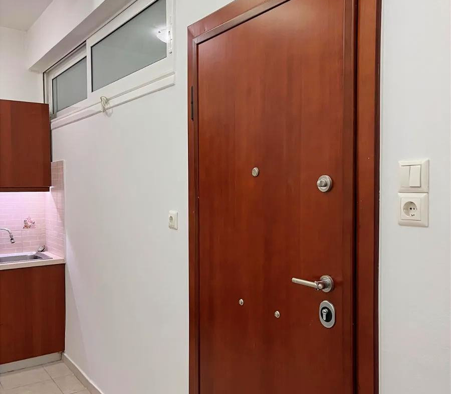 Πόρτα ασφαλείας σε ανακαινισμένη γκαρσονιέρα στις Τρεις Γέφυρες Αθήνα