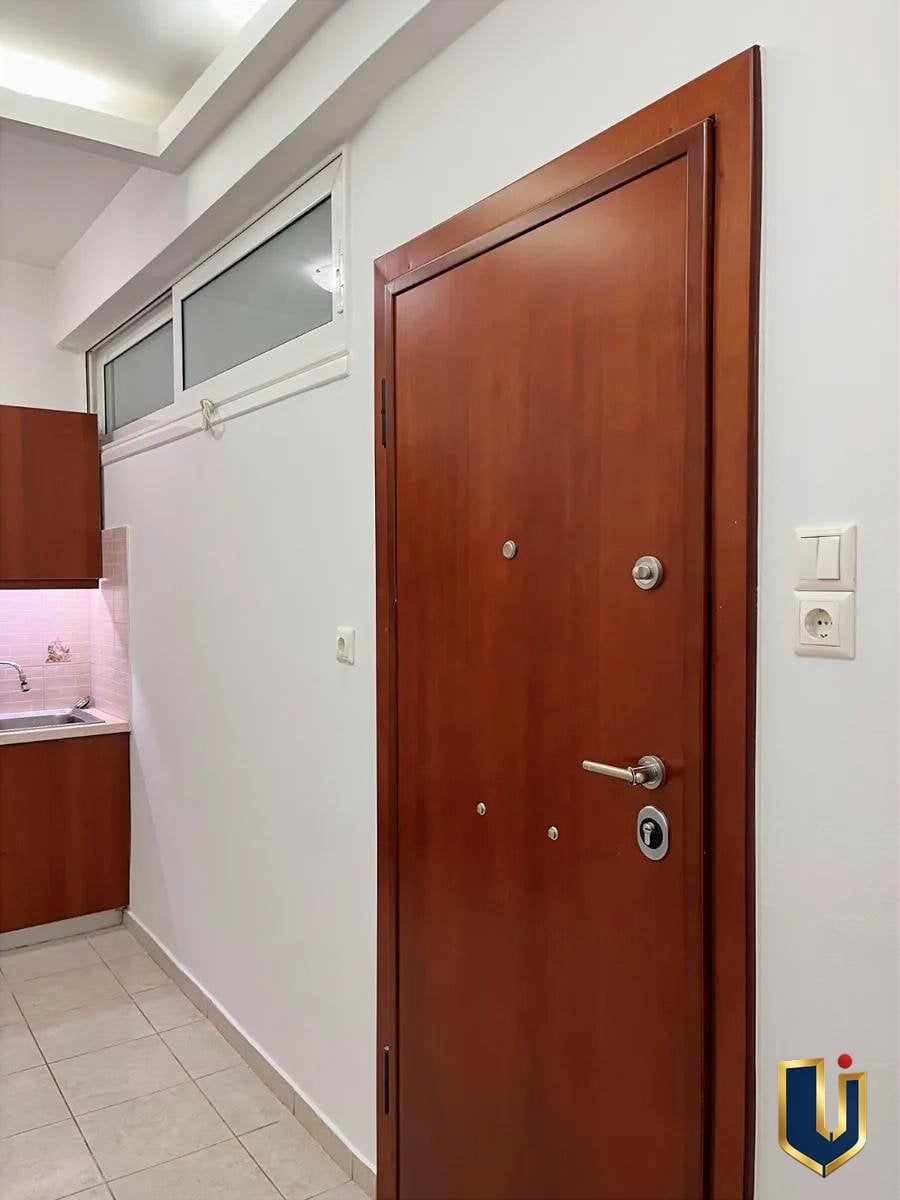 Είσοδος και πόρτα ασφαλείας – Γκαρσονιέρα Τρεις Γέφυρες Πόρτα ασφαλείας σε ανακαινισμένη γκαρσονιέρα στις Τρεις Γέφυρες Αθήνα