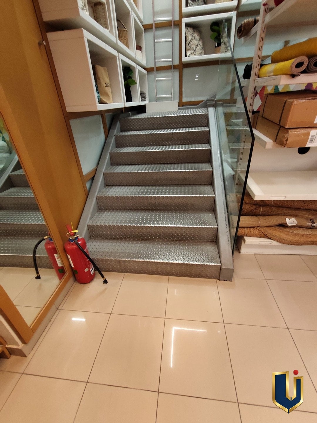 esoteriko-katasthmatos-ka-150-1017-skala-pros-eisogeio-1 Κατάστημα 263 τ.μ. 2 Επιπέδων προς Ενοικίαση στον Πειραιά | ΚΑ 150-1018