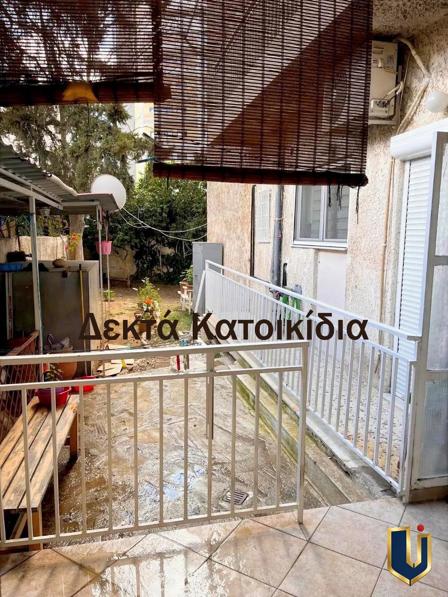Κοινόχρηστος Κήπος – Γκαρσονιέρα Τρεις Γέφυρες Αθήνα Κοινόχρηστος κήπος και εξωτερικός χώρος γκαρσονιέρας στις Τρεις Γέφυρες Αθήνα