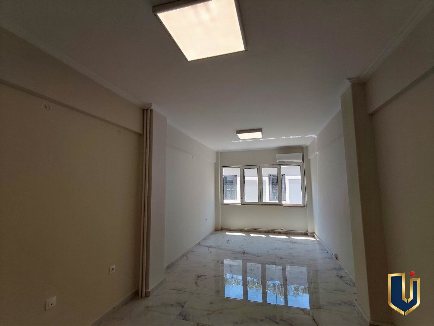 Ανακαινισμένο γραφείο με νέο φωτισμό LED Ανακαινισμένο φωτεινό γραφείο 25 τ.μ. με νέα φωτιστικά LED, κλιματισμό και καινούργιο δάπεδο στην Ερμού 64, Αθήνα.