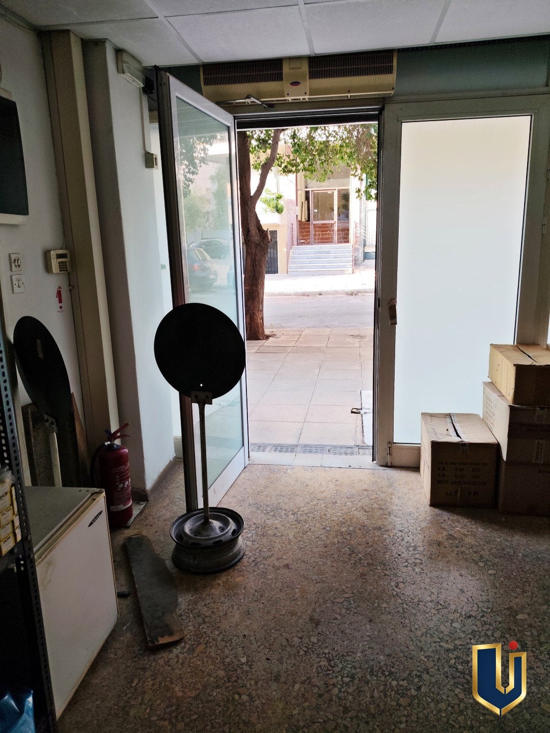 Πρόσβαση από Αποθήκη προς Είσοδο | KA 150-1046 Πρόσβαση από τον αποθηκευτικό χώρο προς την είσοδο του επαγγελματικού ακινήτου στον Άγιο Ελευθέριο