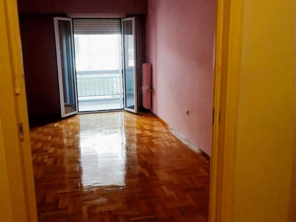 Φωτεινό σαλόνι με ξύλινο δάπεδο και πρόσβαση σε μπαλκόνι, σε διαμέρισμα προς ενοικίαση στην Πιπίνου