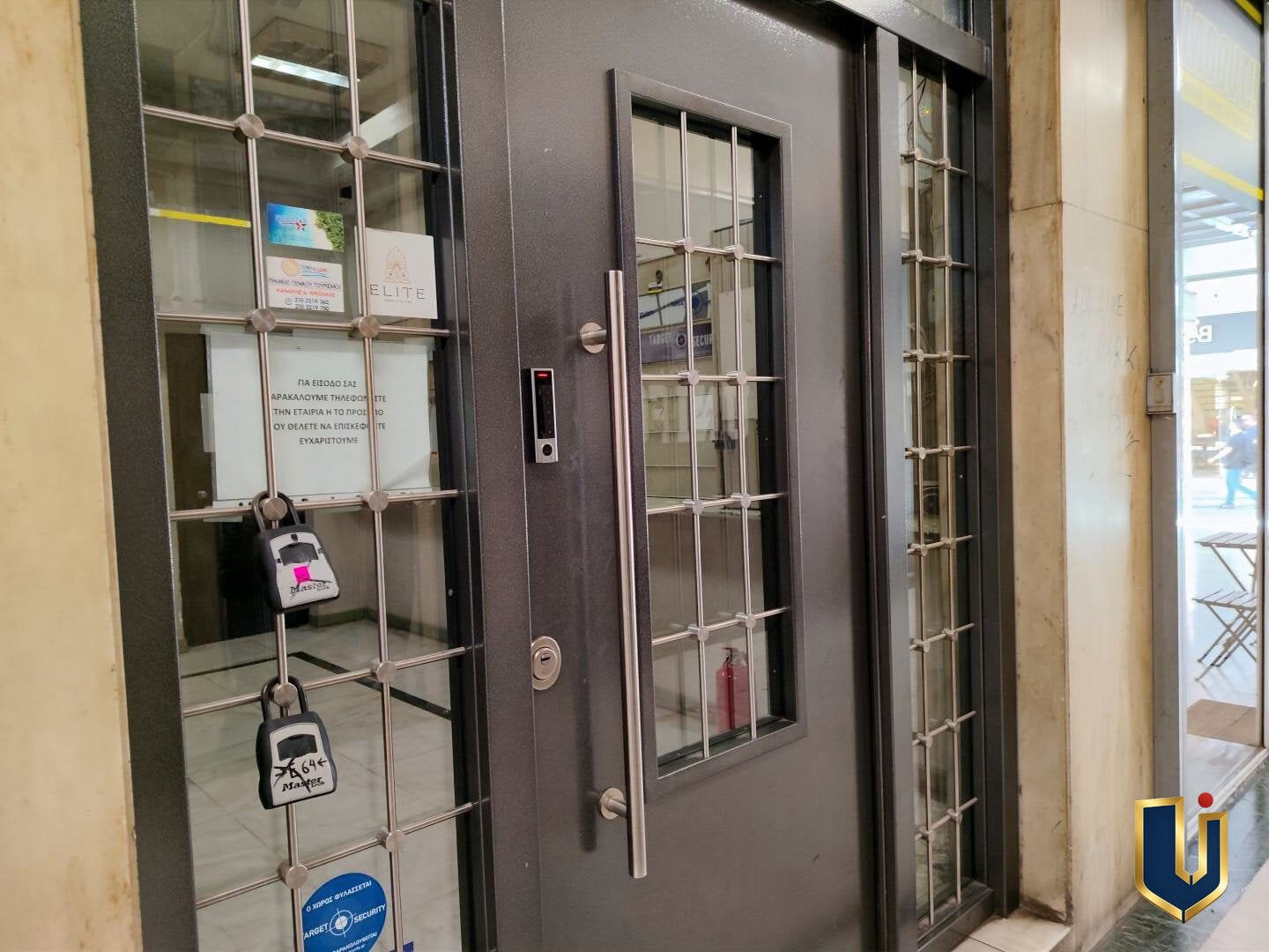 Είσοδος κτηρίου με κωδικό πρόσβασης – Ερμού 64 Ασφαλής είσοδος επαγγελματικού κτηρίου με κωδικό πρόσβασης στην Ερμού 64, Αθήνα, για το γραφείο προς ενοικίαση 150-1028.
