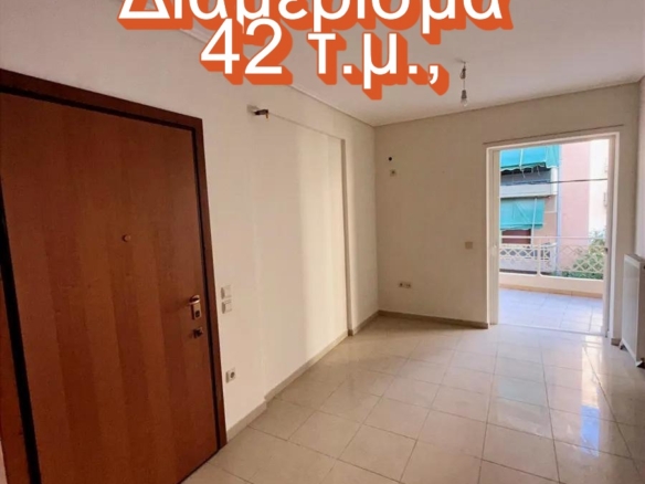 Φωτεινό σαλόνι με μπαλκόνι σε διαμέρισμα 42 τ.μ. προς ενοικίαση στα Κάτω Πατήσια, Αθήνα