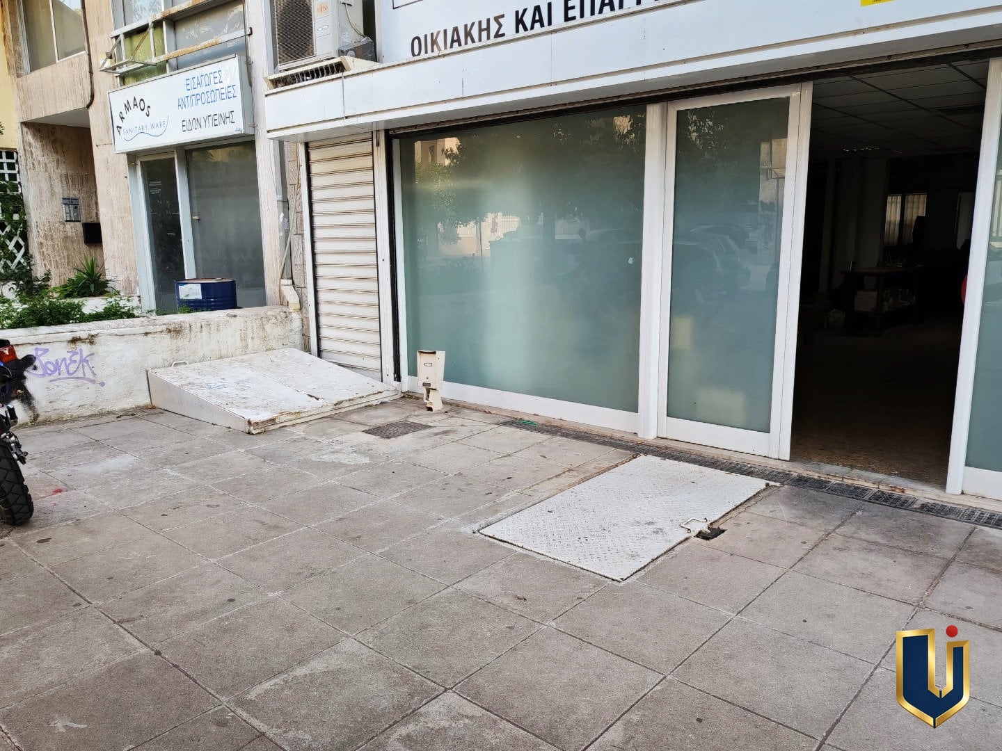 hero-eisodos-kai-parking-2-theseon-150-1046 Είσοδος επαγγελματικού ακινήτου 210 τ.μ. προς πώληση στον Άγιο Ελευθέριο με χώρο στάθμευσης 2 αυτοκινήτων