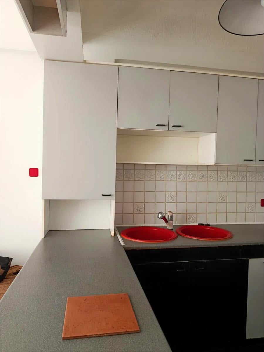 Πάγκος Κουζίνας Πλατεία Κολιάτσου | ΚΑ 150-1035 Πάγκος και εξοπλισμένη κουζίνα σε επιπλωμένο διαμέρισμα 65 τ.μ. προς ενοικίαση στην Πλατεία Κολιάτσου, Πατήσια