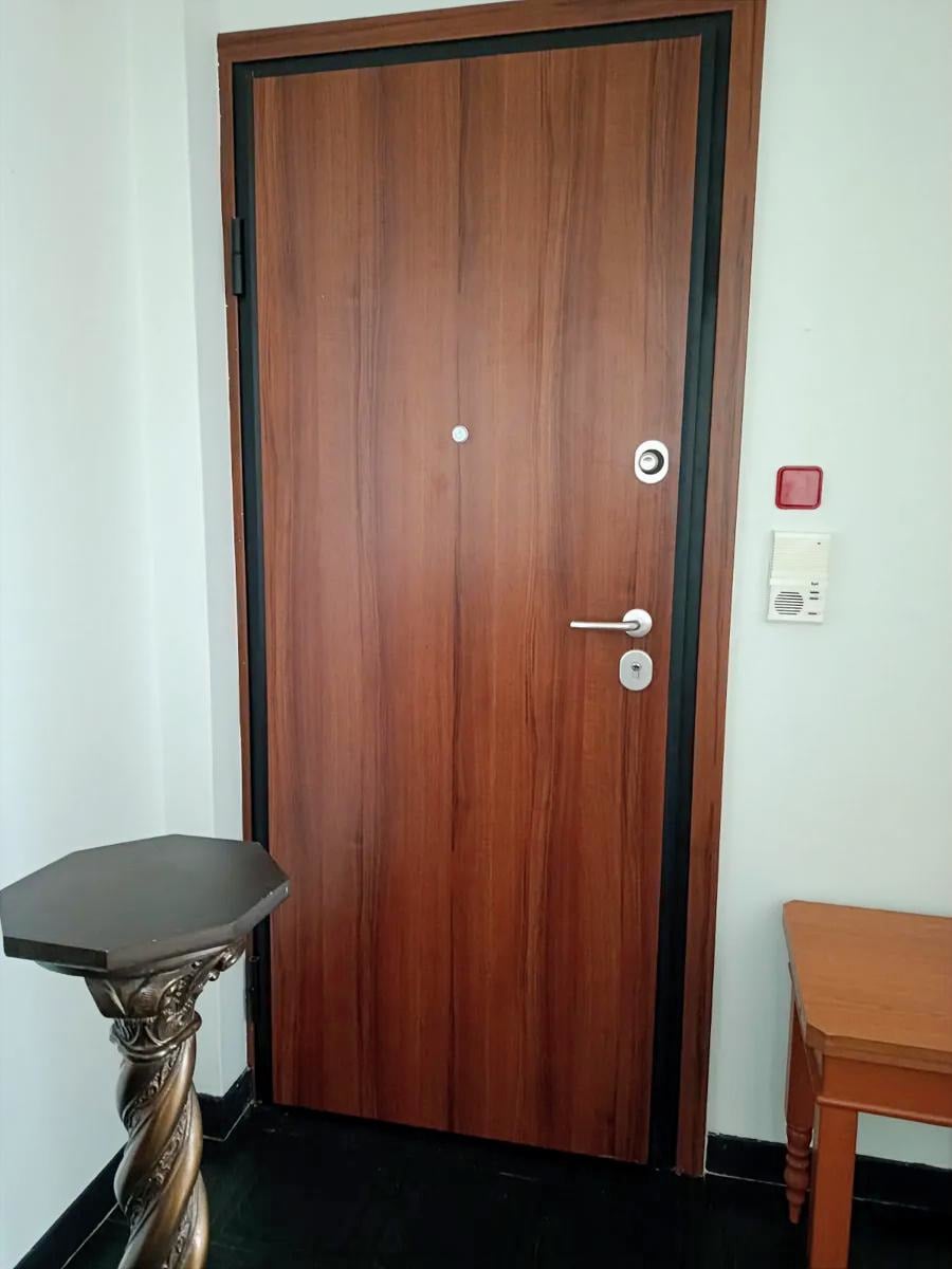 Πόρτα Ασφαλείας Διαμερίσματος Πλατεία Κολιάτσου | ΚΑ 150-1035 Πόρτα ασφαλείας στην είσοδο επιπλωμένου διαμερίσματος 65 τ.μ. προς ενοικίαση στην Πλατεία Κολιάτσου, Πατήσια
