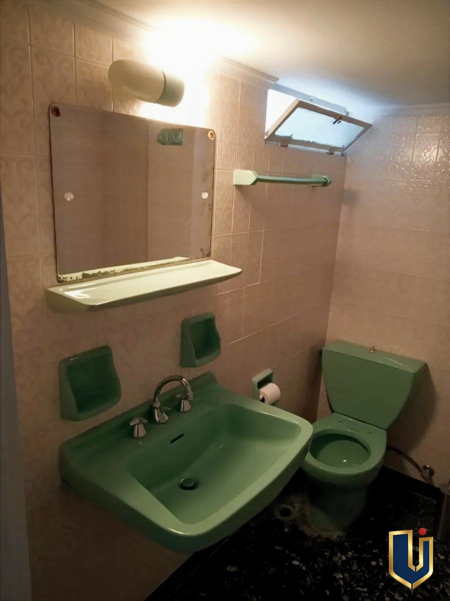 kato-patissia-apartment-bathroom-sink-window-150-1032_result Μπάνιο με νιπτήρα και παράθυρο σε διαμέρισμα 57 τ.μ. προς ενοικίαση στα Κάτω Πατήσια