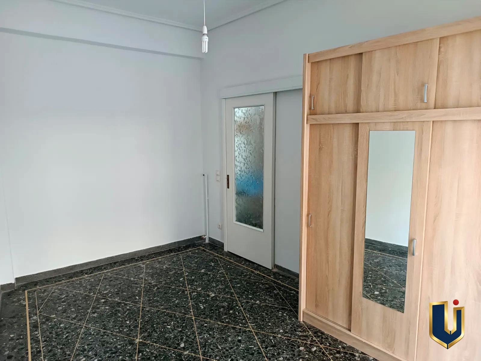 kato-patissia-apartment-room-large-wardrobe-mirror-150-1032_result Δωμάτιο με μεγάλη ντουλάπα και καθρέφτη σε διαμέρισμα 57 τ.μ. προς ενοικίαση στα Κάτω Πατήσια