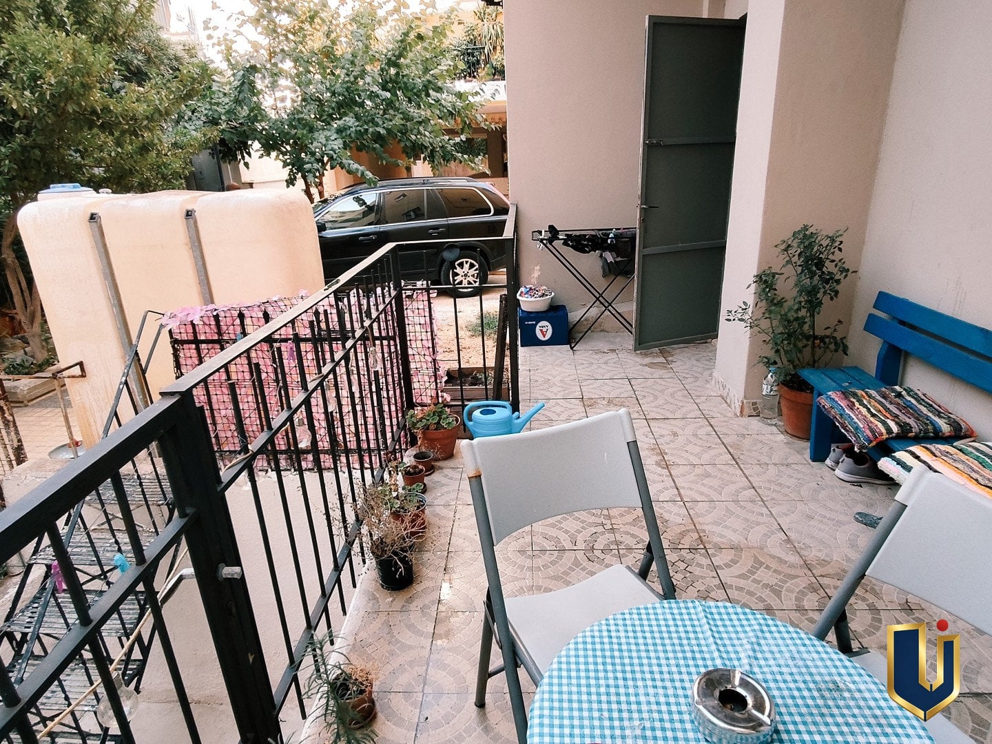 Μπαλκόνι με Θέα σε Parking και Πεζόδρομο | KA 150-1040 Μπαλκόνι επαγγελματικού ακινήτου στα Άνω Πατήσια με θέα προς τη θέση στάθμευσης και τον πεζόδρομο