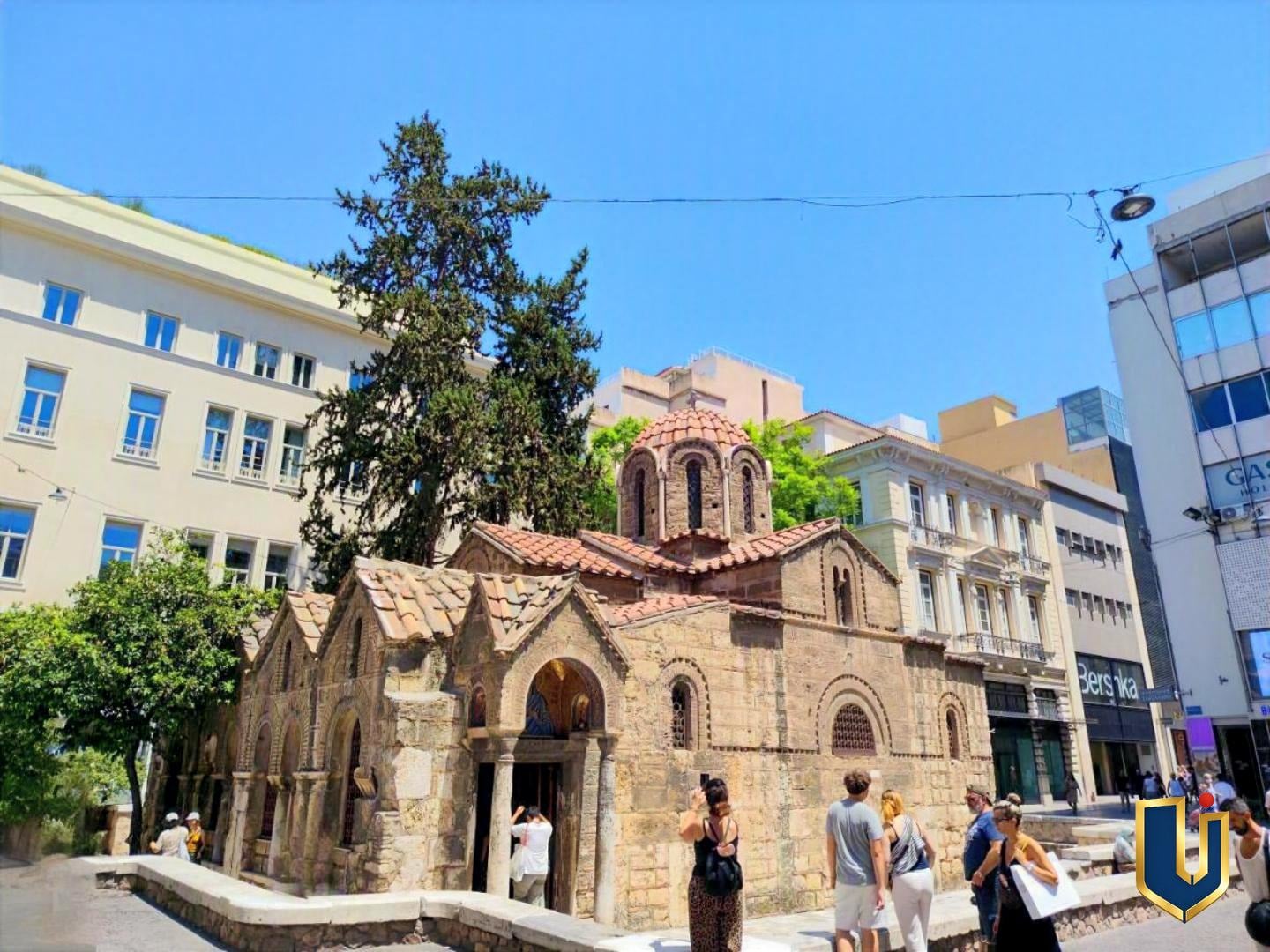 Πλατεία Καπνικαρέας στην οδό Ερμού Η Πλατεία Καπνικαρέας και ο ιστορικός ναός της Παναγίας Καπνικαρέας στην οδό Ερμού, κοντά στο γραφείο προς ενοικίαση 150-1028.