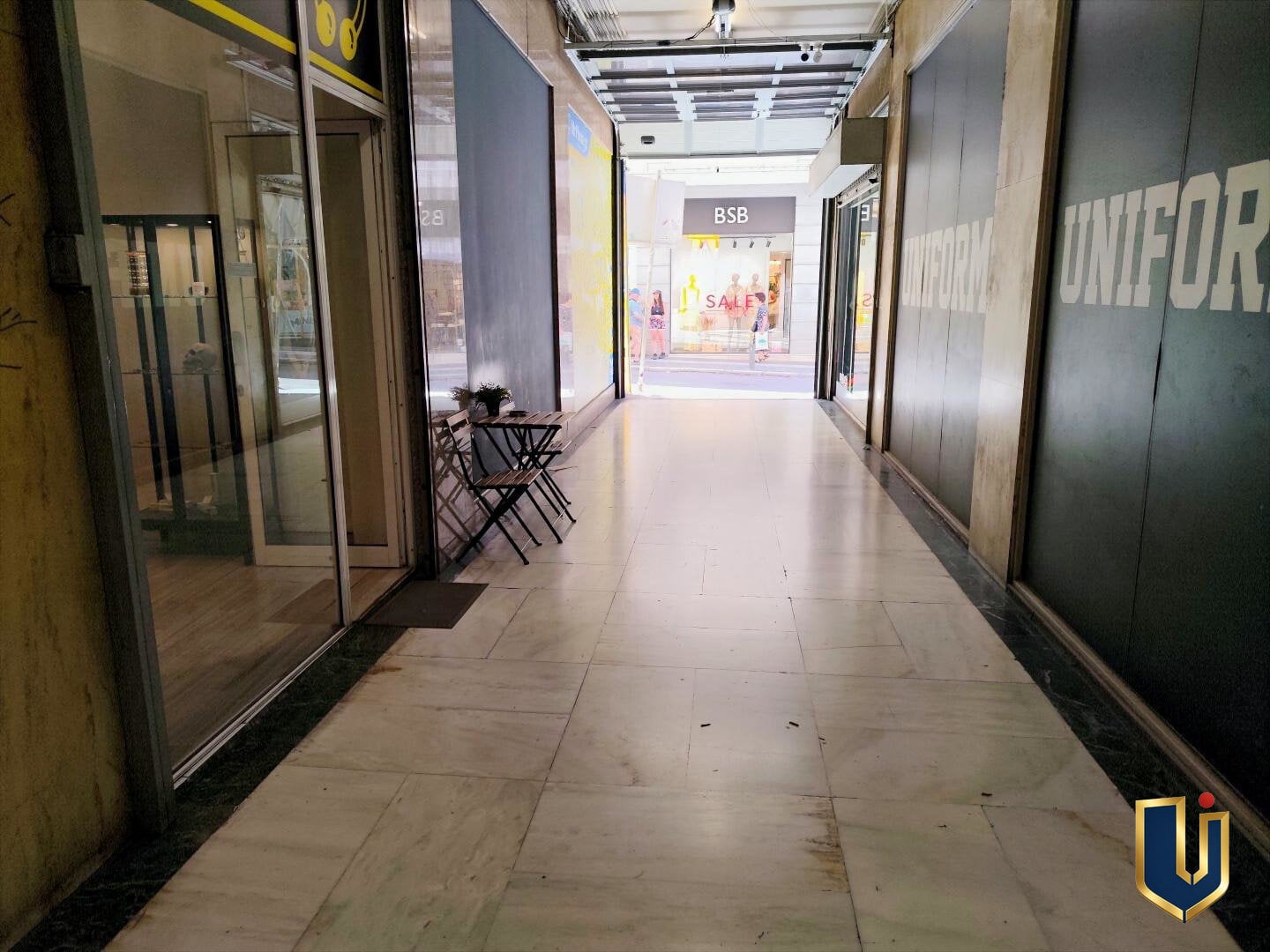 Εσωτερική στοά με έξοδο προς την Ερμού 64 Εσωτερική στοά του επαγγελματικού κτηρίου με έξοδο προς την οδό Ερμού 64, κοντά στο γραφείο προς ενοικίαση 150-1028.