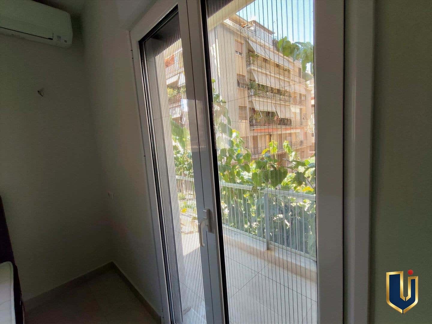 Κουφώματα αλουμινίου με σίτες και μπαλκόνι | 150-1026 Σύγχρονα κουφώματα αλουμινίου με σίτες και πρόσβαση στο μπαλκόνι