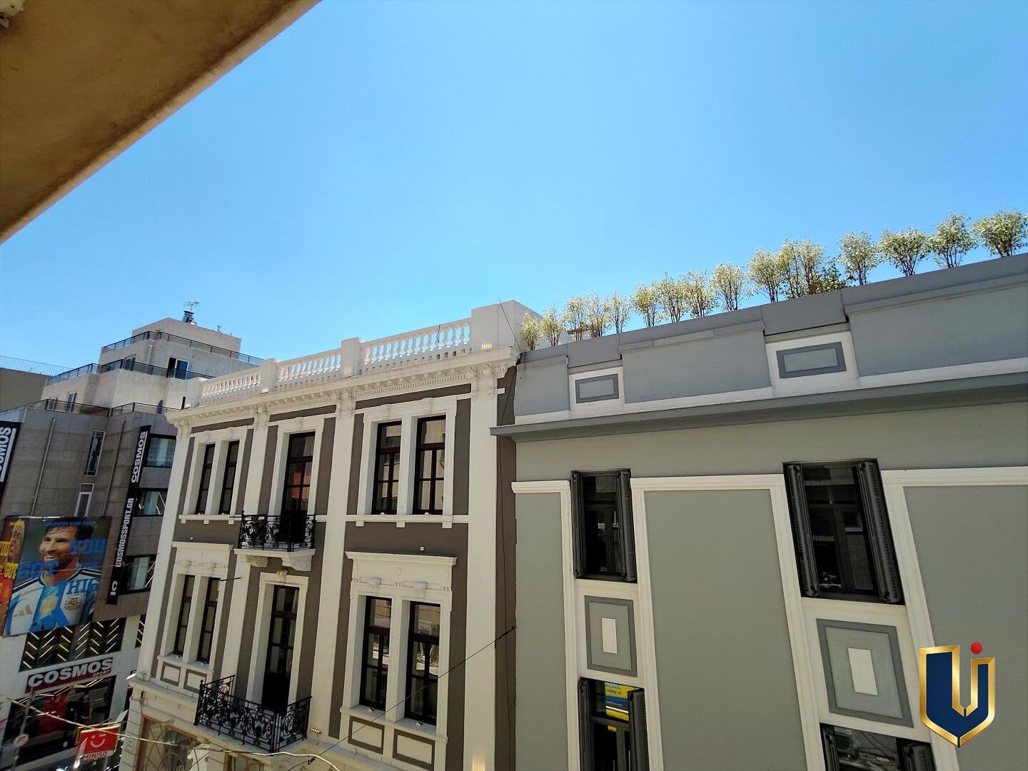 Θέα προς νεοκλασικό κτήριο στην Ερμού Θέα από το γραφείο προς χαρακτηριστικό νεοκλασικό κτήριο κοντά στη συμβολή της Ερμού με την Αιόλου, στο Ιστορικό Κέντρο της Αθήνας.