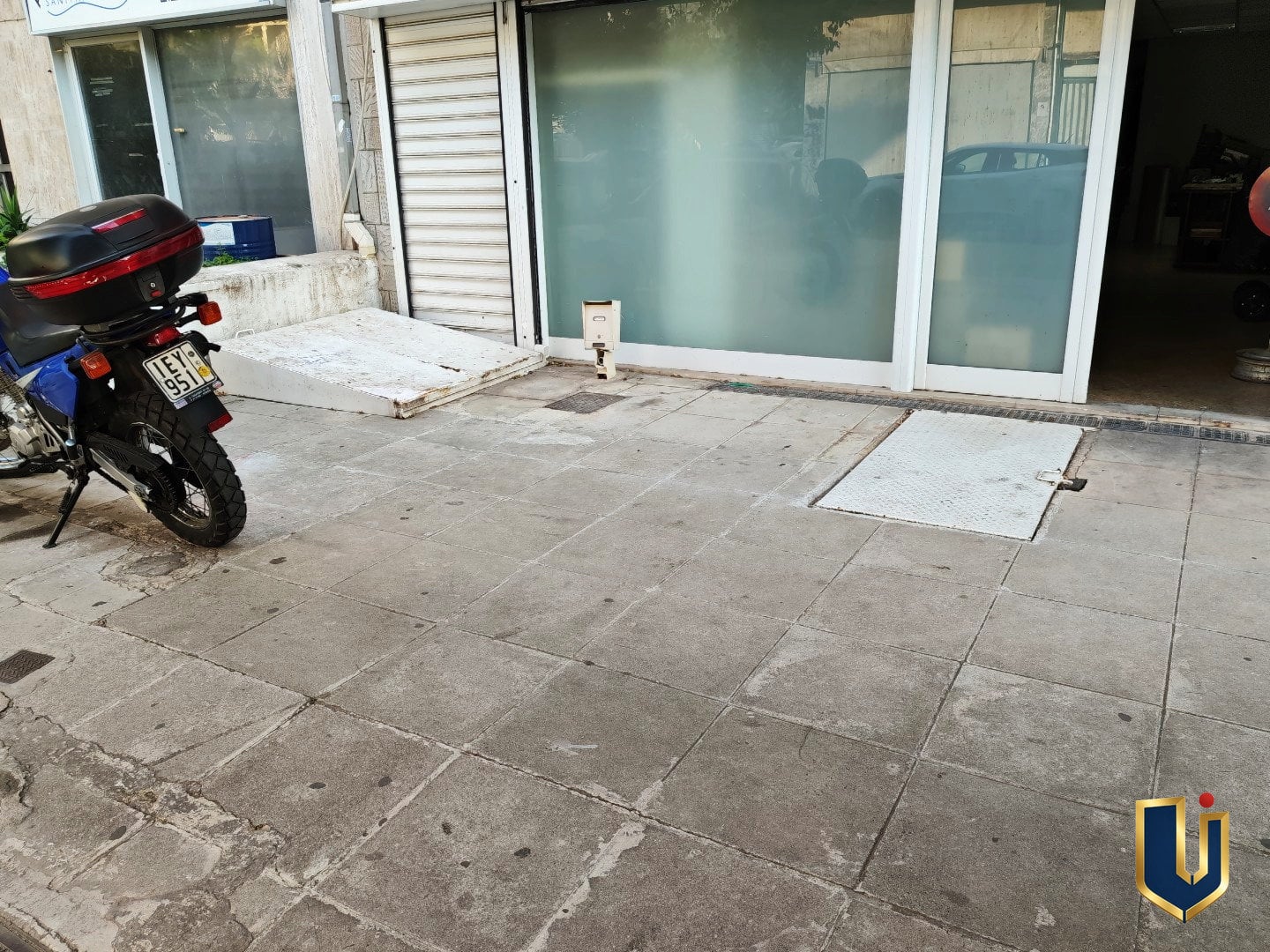 Χώρος Στάθμευσης 2 Αυτοκινήτων | KA 150-1046 Ιδιόκτητος χώρος στάθμευσης για 2 αυτοκίνητα μπροστά από επαγγελματικό ακίνητο στον Άγιο Ελευθέριο