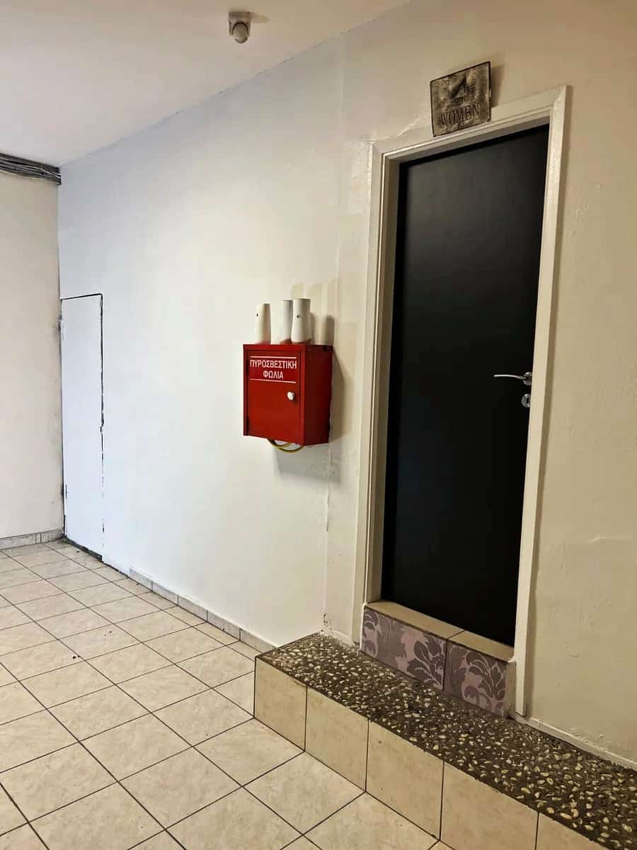 150-1045-katastima-ano-patisia-ypogeio-88tm-wc-pyrasfaleia Γωνιακό Κατάστημα 235 τ.μ. προς Πώληση στα Άνω Πατήσια | KA 150-1045