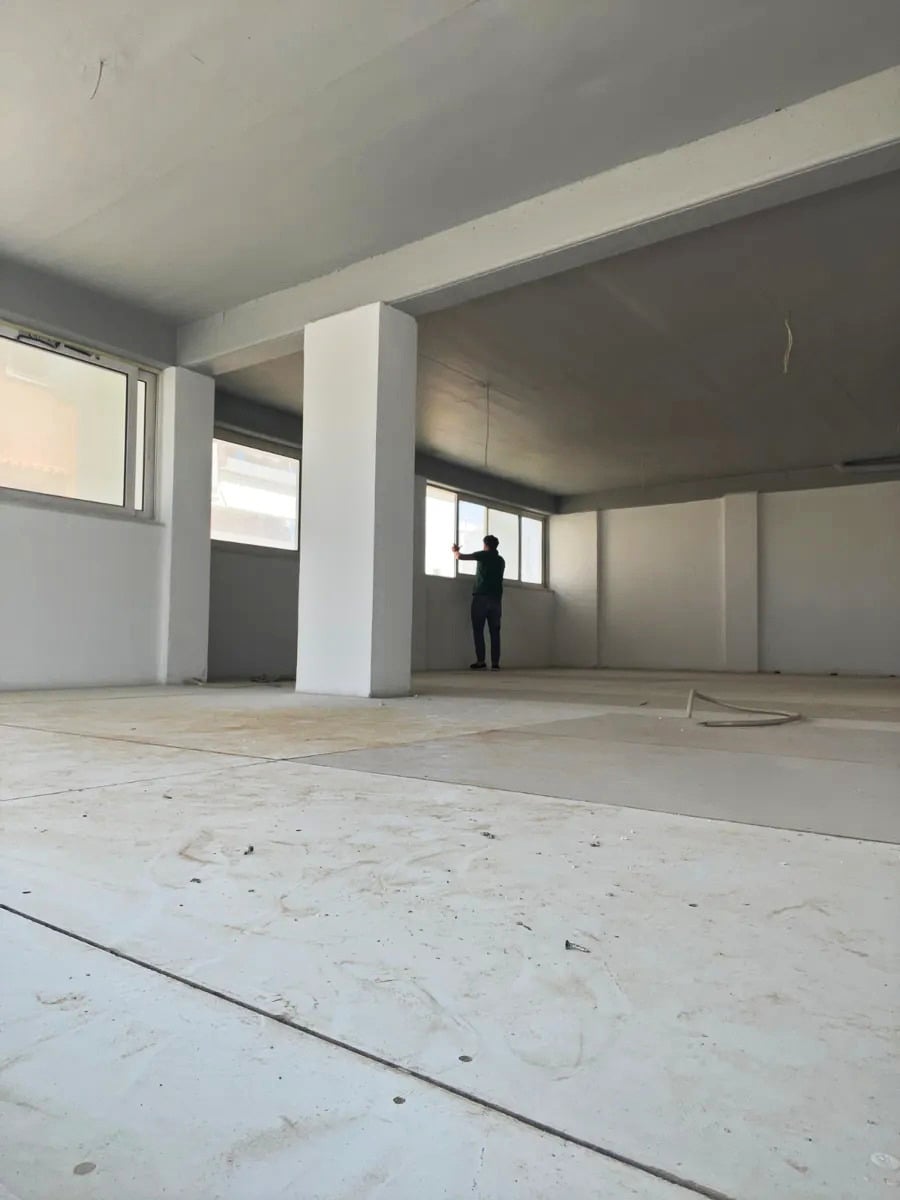 Επαγγελματικό κτίριο 670 τ.μ. προς ενοικίαση στη Μεταμόρφωση – 150-1063 Εσωτερικός επαγγελματικός χώρος με κολόνες στη Μεταμόρφωση