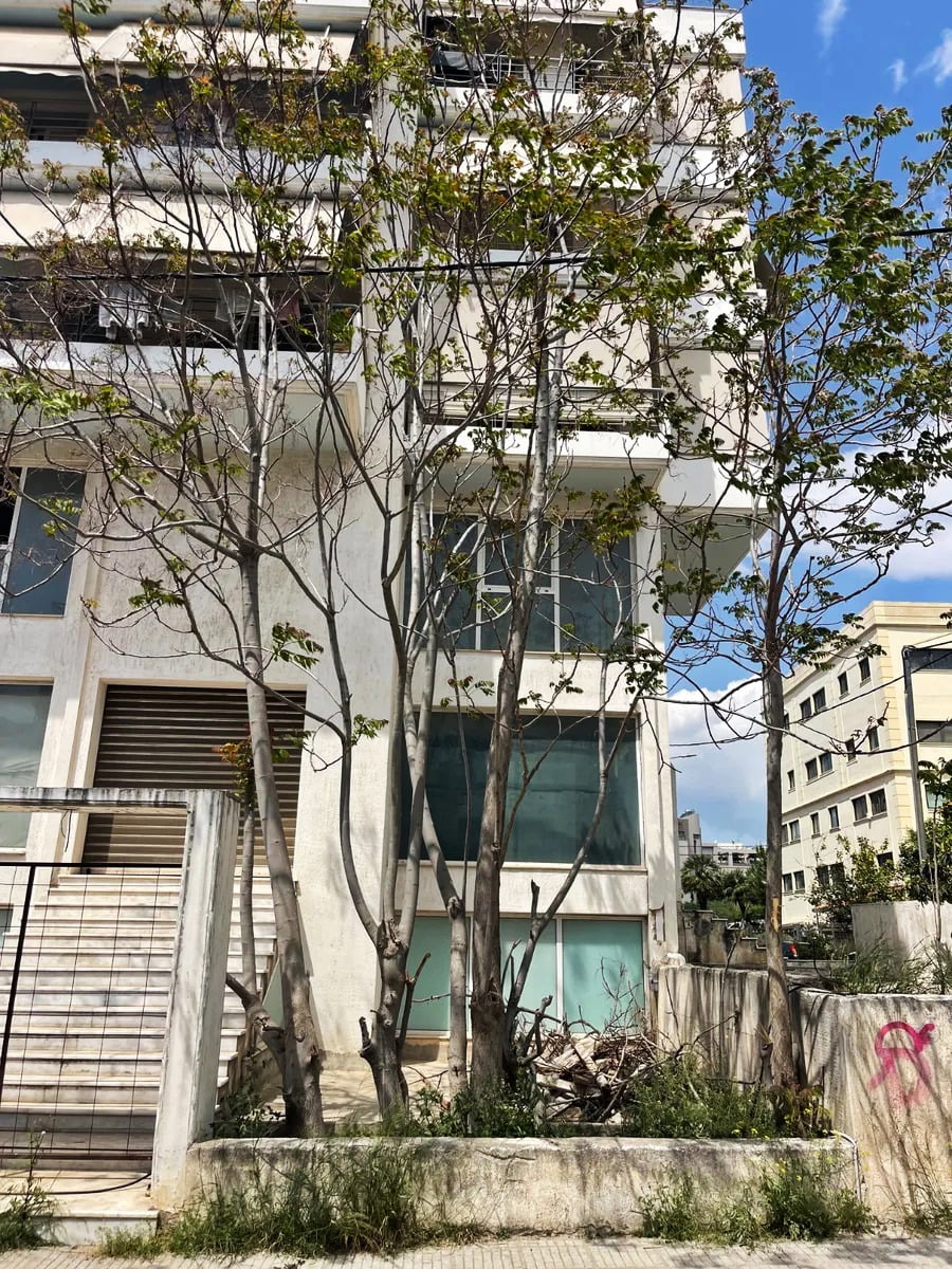Πρόσοψη επαγγελματικού κτιρίου 670 τ.μ. στη Μεταμόρφωση – 150-1063 Εξωτερική όψη επαγγελματικού κτιρίου στη Μεταμόρφωση με δέντρα μπροστά