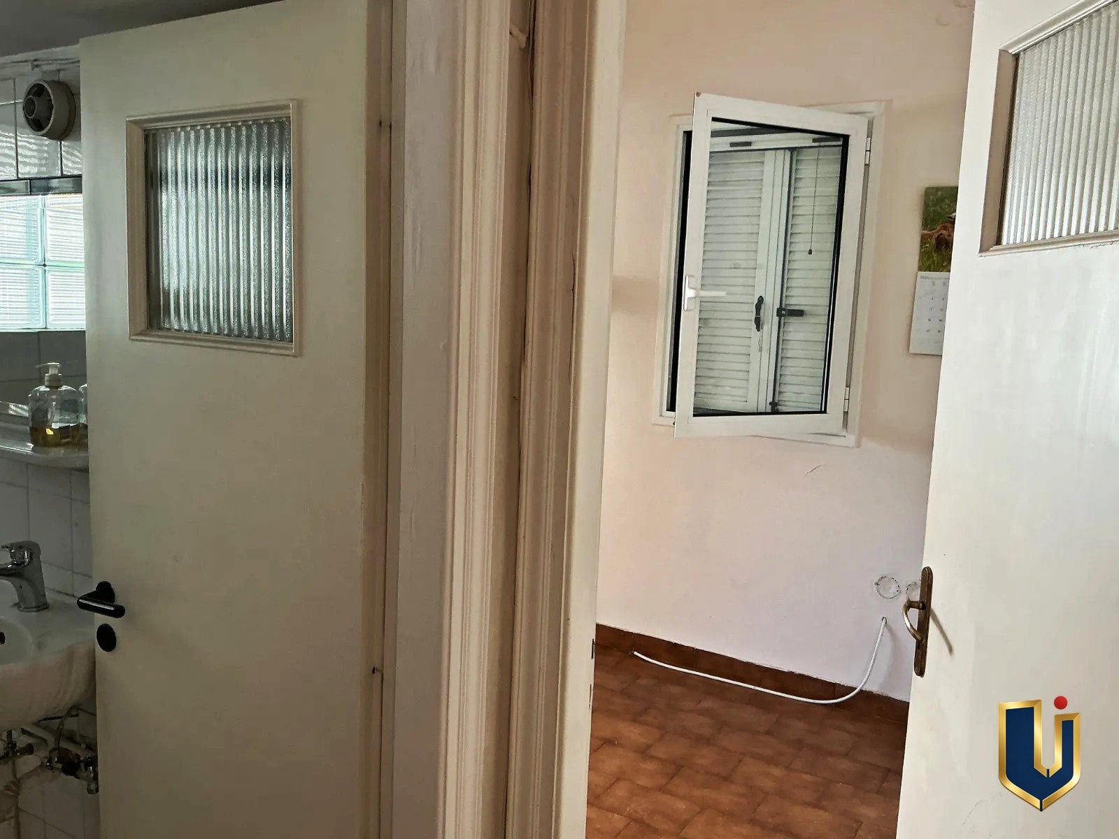 Διάδρομος διαμερίσματος στην Κυπριάδου | Urban Keys Athens Εσωτερικός διάδρομος με πρόσβαση στο μπάνιο και σε δωμάτιο με παρκέ, σε διαμέρισμα στην Κυπριάδου – Άνω Πατήσια.