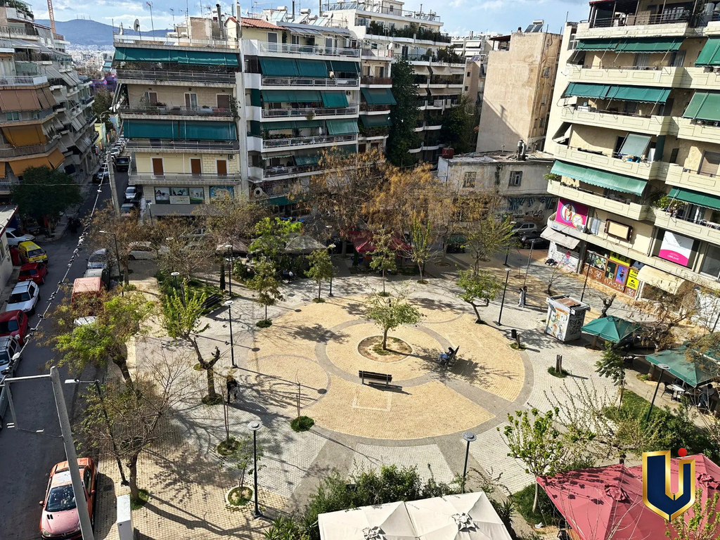 Το ακίνητο βρίσκεται μπροστά στην Πλατεία Βασιλείου Πετρόπουλου, έναν ανοιχτό χώρο πρασίνου μέσα στη γειτονιά. Η πλατεία προσφέρει ένα κοντινό σημείο για σύντομο περίπατο και καθημερινή έξοδο, ενώ στην ευρύτερη περιοχή του χάρτη διακρίνονται σχολεία και στάσεις λεωφορείων.
