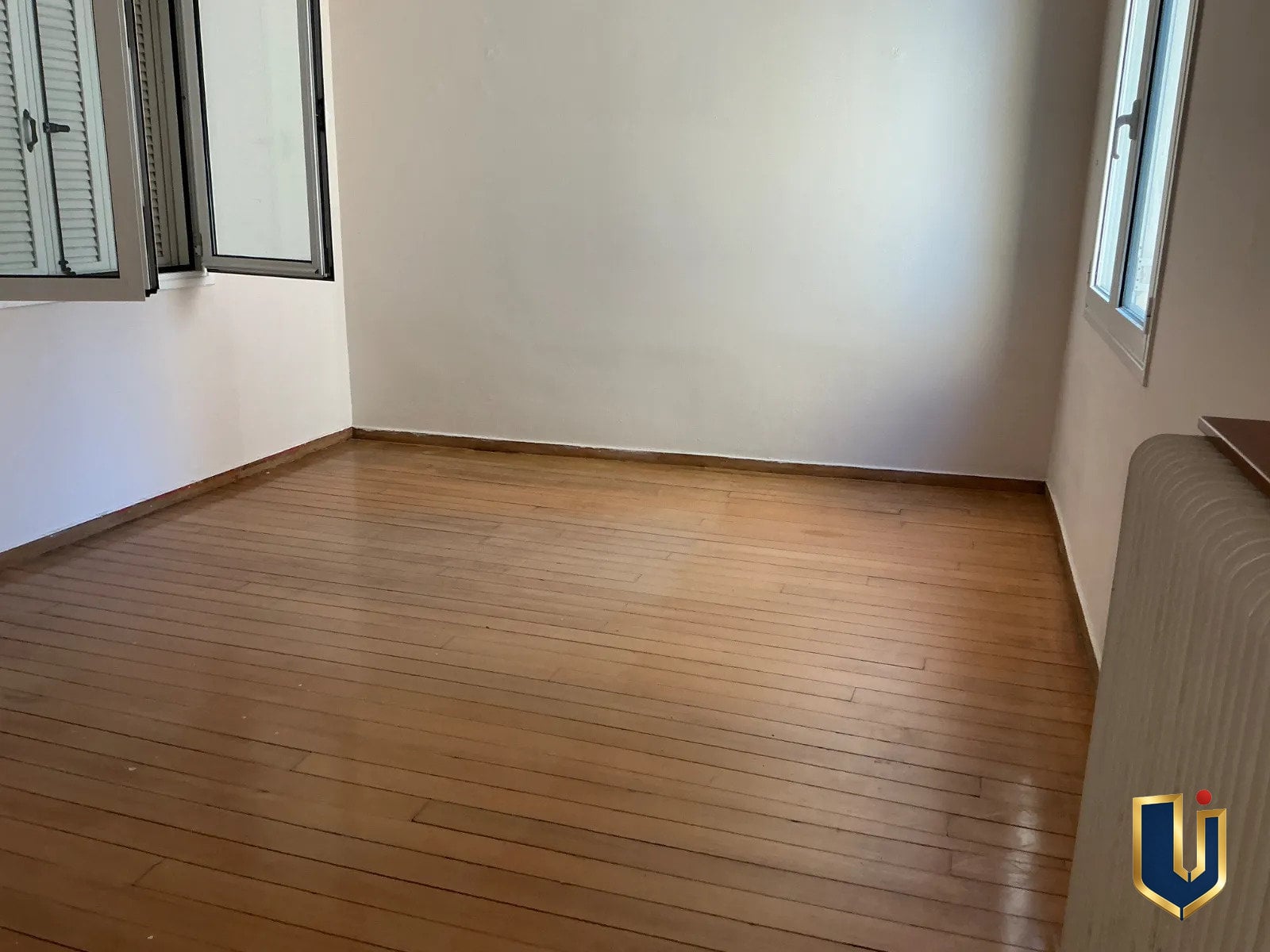 Υπνοδωμάτιο με παρκέ στην Κυπριάδου | Urban Keys Athens Υπνοδωμάτιο με παρκέ δάπεδο και παράθυρα σε δύο πλευρές, σε διαμέρισμα στην Κυπριάδου – Άνω Πατήσια.
