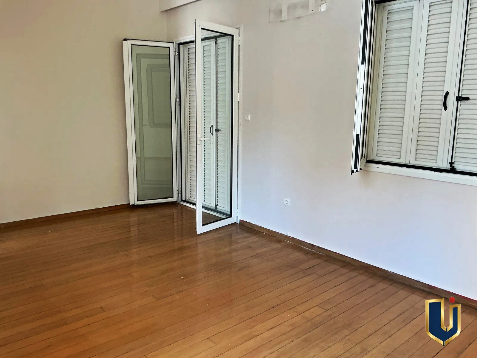 Υπνοδωμάτιο με μπαλκονόπορτα | Urban Keys Athens Υπνοδωμάτιο με παρκέ, ανοιχτή μπαλκονόπορτα και παράθυρο στην Κυπριάδου – Άνω Πατήσια.