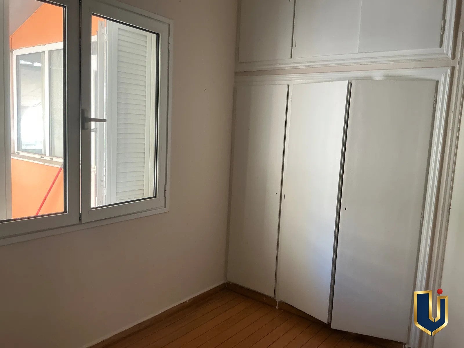 Υπνοδωμάτιο με ντουλάπα στην Κυπριάδου | Urban Keys Athens Υπνοδωμάτιο με μεγάλη εντοιχισμένη ντουλάπα, ξύλινο δάπεδο και παράθυρο αλουμινίου στην Κυπριάδου – Άνω Πατήσια.