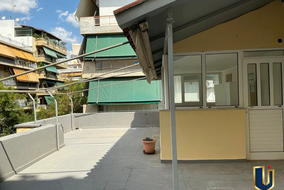 Ευρύχωρη βεράντα με τέντες σε διαμέρισμα στην Κυπριάδου – Άνω Πατήσια.