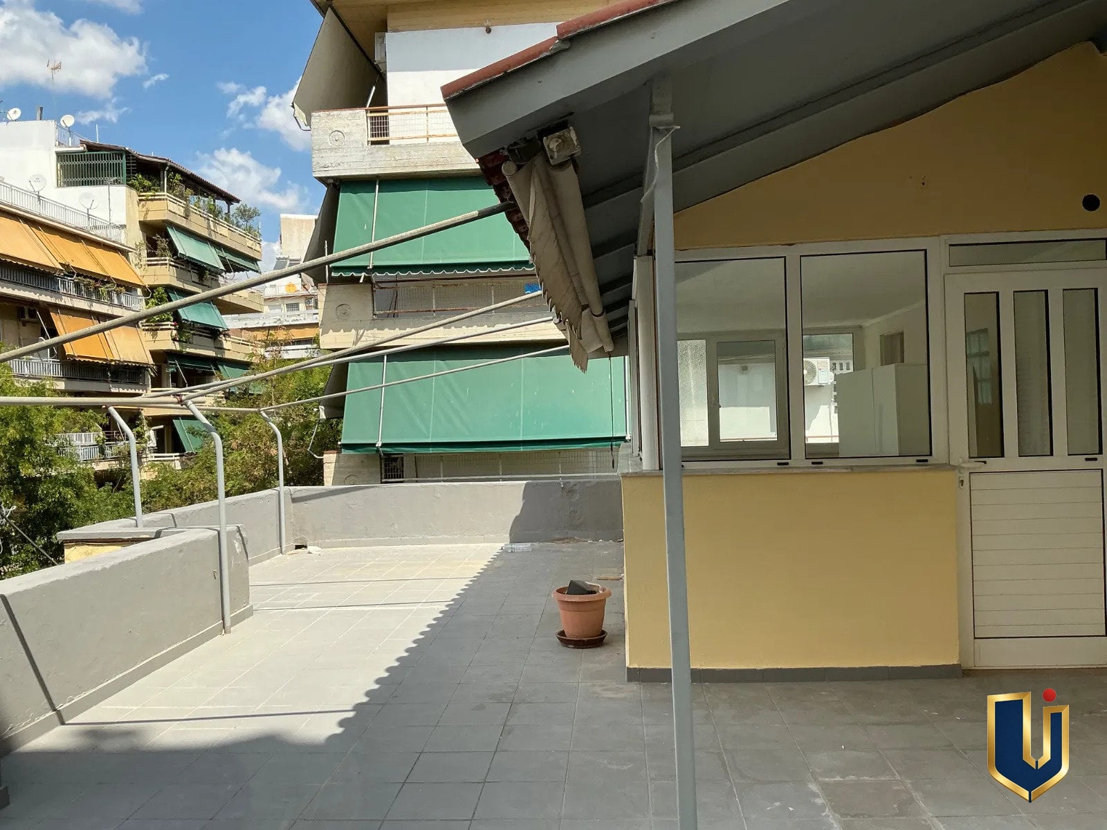 Βεράντα με τέντες στην Κυπριάδου | Urban Keys Athens Ευρύχωρη βεράντα με τέντες σε διαμέρισμα στην Κυπριάδου – Άνω Πατήσια.