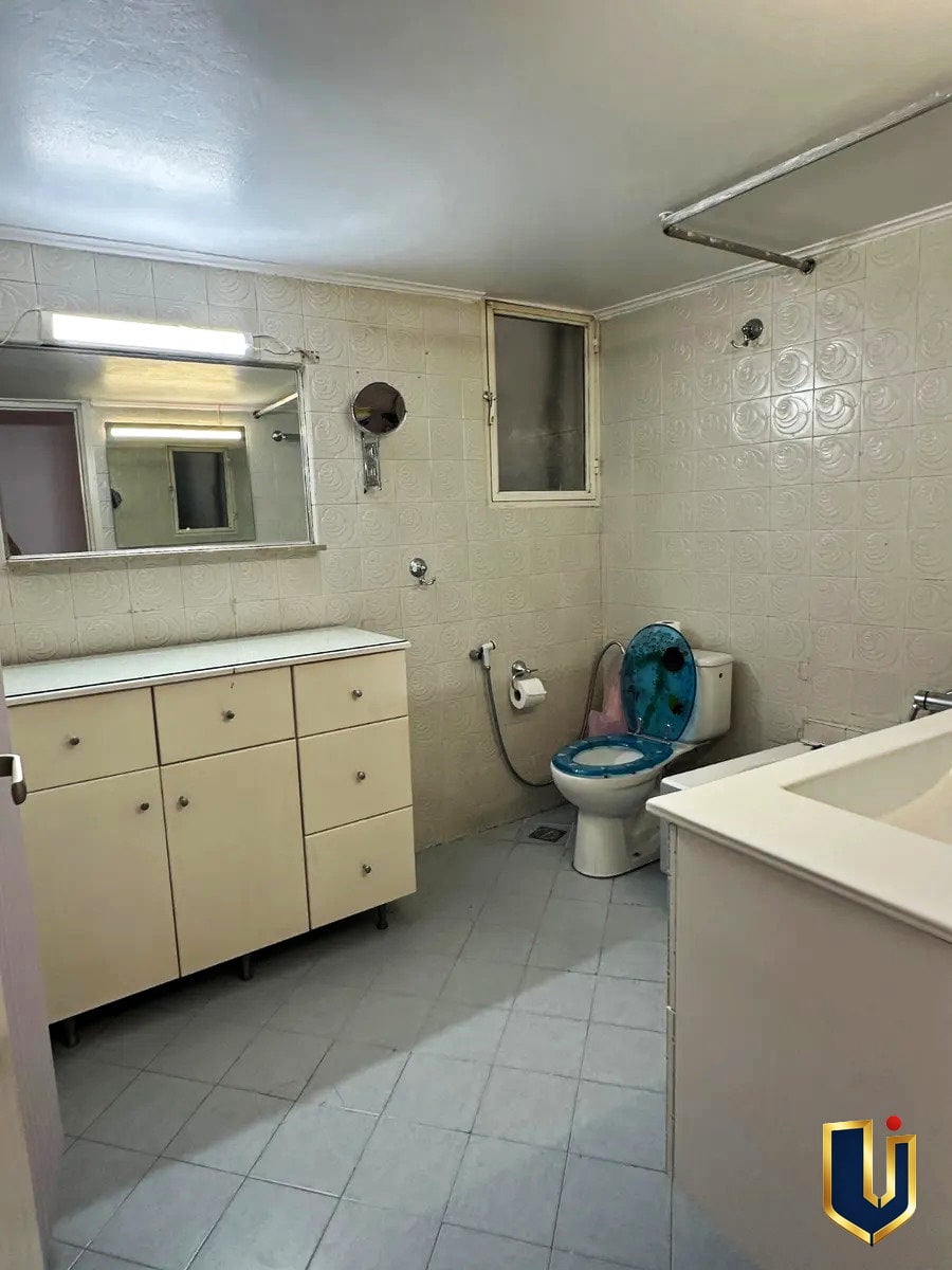 mpanio-wc-150-1049 Ρετιρέ 126 τ.μ. προς Ενοικίαση στα Κάτω Πατήσια, μπροστά σε Πλατεία | 700€