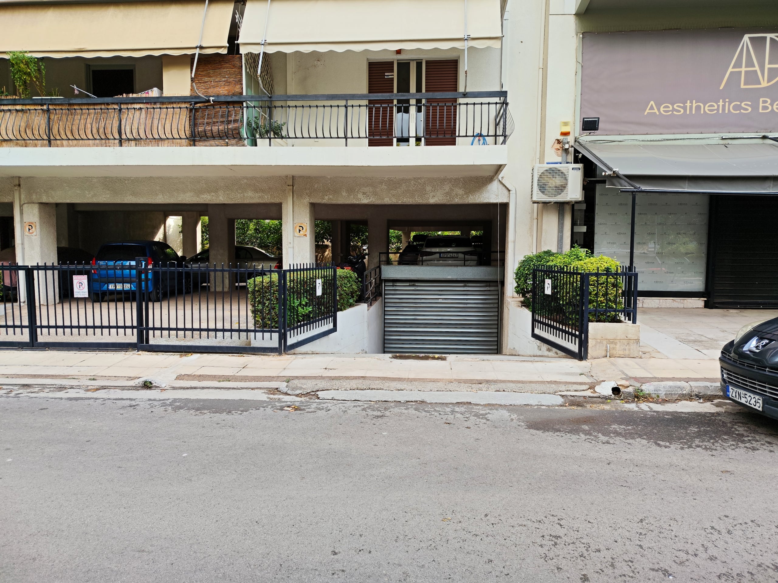 Χώρος στάθμευσης στην Κυπριάδου – Άνω Πατήσια | 150-1058 Είσοδος και καλυμμένος χώρος στάθμευσης πολυκατοικίας στην Κυπριάδου, Άνω Πατήσια.