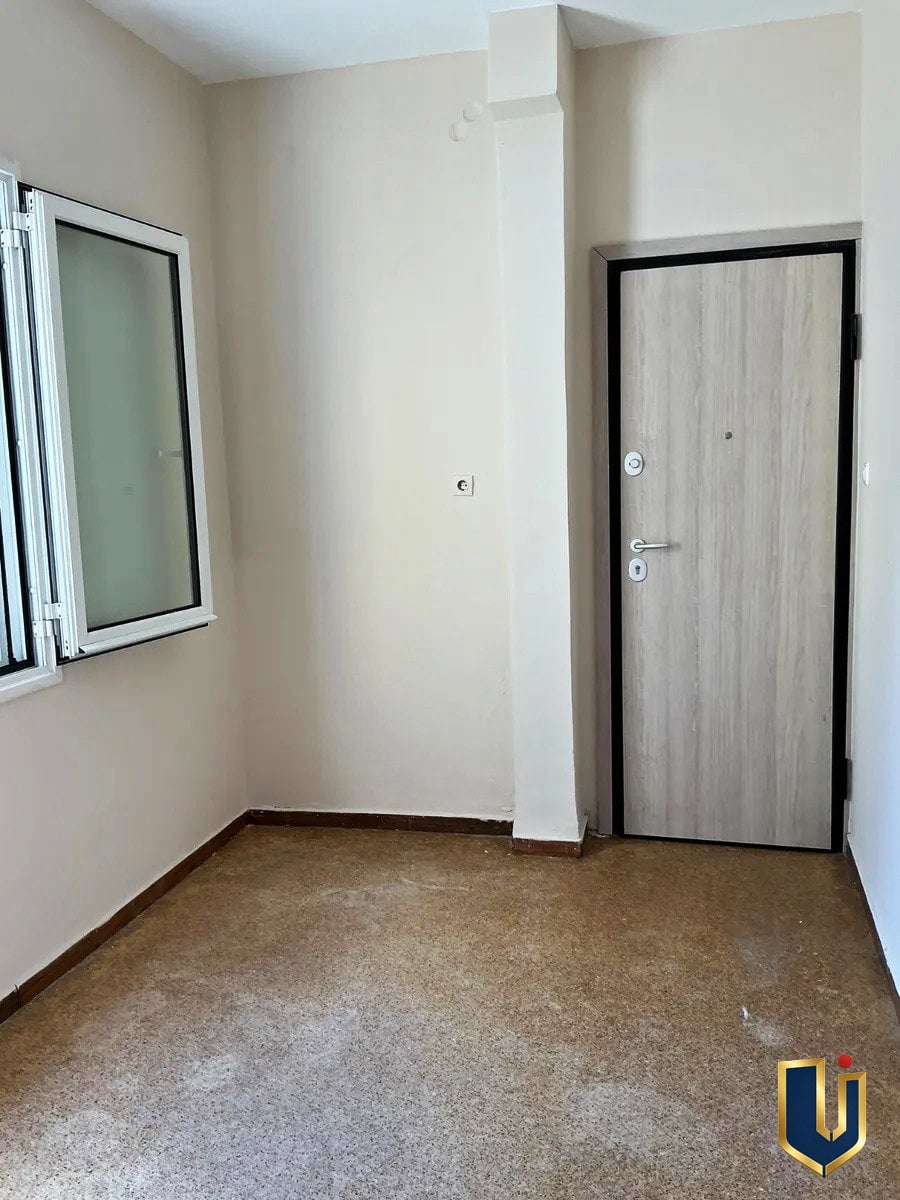 Είσοδος με πόρτα ασφαλείας | Urban Keys Athens Χώρος εισόδου με πόρτα ασφαλείας και παράθυρο στο διαμέρισμα στην Κυπριάδου – Άνω Πατήσια.