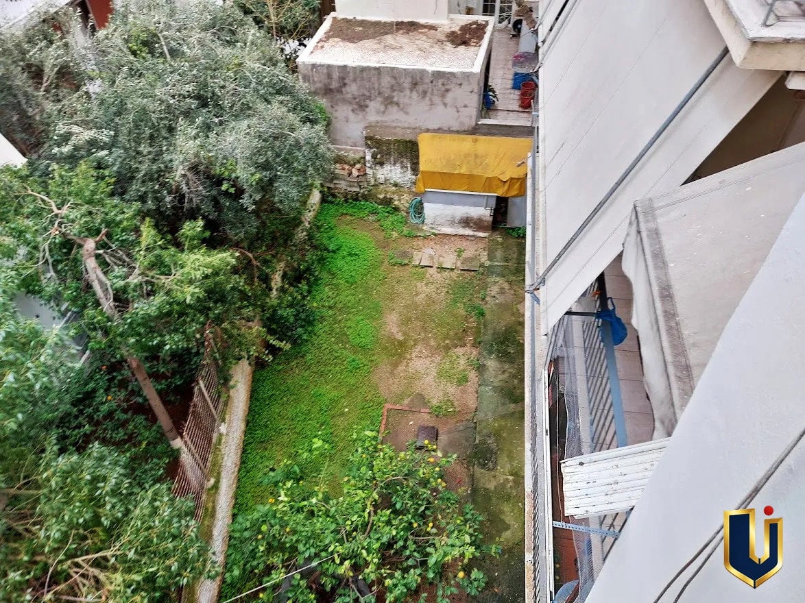 Θέα από μπαλκόνι – Διαμέρισμα 45 τ.μ. στα Άνω Πατήσια Θέα από το μπαλκόνι προς την κοινόχρηστη αυλή του διαμερίσματος στην Κλωναρίδου